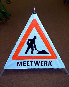 Waarschuwingspiramide 90 cm hoog, opschrift "Meetwerk"